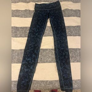 Low rise lululemon leggings. Size 4 or 6, not exactly sure.